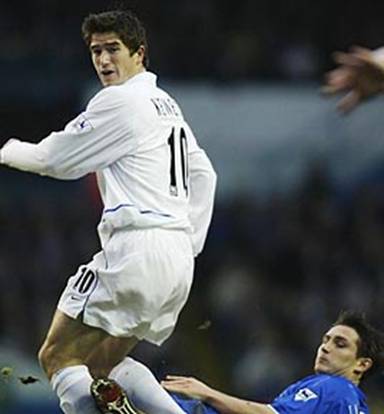 2003 Chelsea Lampard slides into Kewell